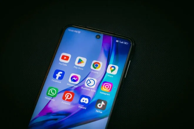 Ilustrasi alat riset hashtag instagram — gambar pendukung artikel Alat Riset Hashtag Instagram dan TikTok Gratis Paling Akurat