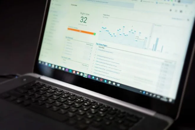 Tampilan dashboard analisis optimasi SEO on page yang menunjukkan peningkatan peringkat dan metrik trafik secara visual