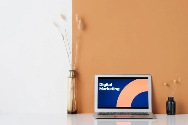 Ilustrasi digital marketing modal rp0 untuk UMKM, menampilkan laptop, media sosial, dan grafik pertumbuhan tanpa biaya iklan.