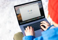 Tampilan dashboard SEO Pulse CMS website yang menampilkan analisis kata kunci, trafik, dan integrasi media sosial dalam satu platform.