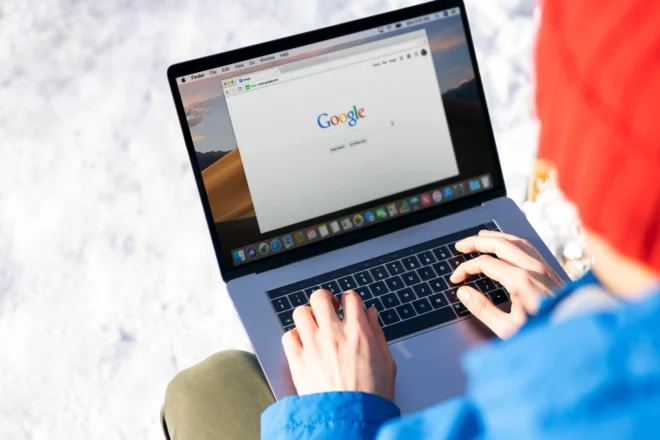 Tampilan dashboard SEO Pulse CMS website yang menampilkan analisis kata kunci, trafik, dan integrasi media sosial dalam satu platform.