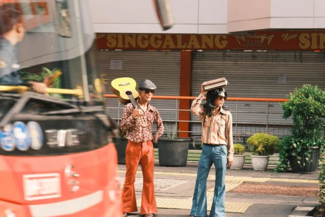 Ilustrasi layar komputer menampilkan antarmuka Lagu Suno AI dengan label aturan hak cipta dan lisensi komersial tahun 2026, membantu pengguna memahami kepatuhan.