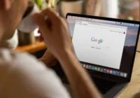 Tampilan dashboard SEO Pulse CMS Website yang menampilkan analisis kata kunci dan hasil peringkat lokal secara real-time