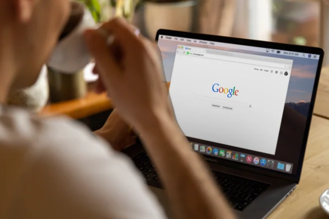 Tampilan dashboard SEO Pulse CMS Website yang menampilkan analisis kata kunci dan hasil peringkat lokal secara real-time